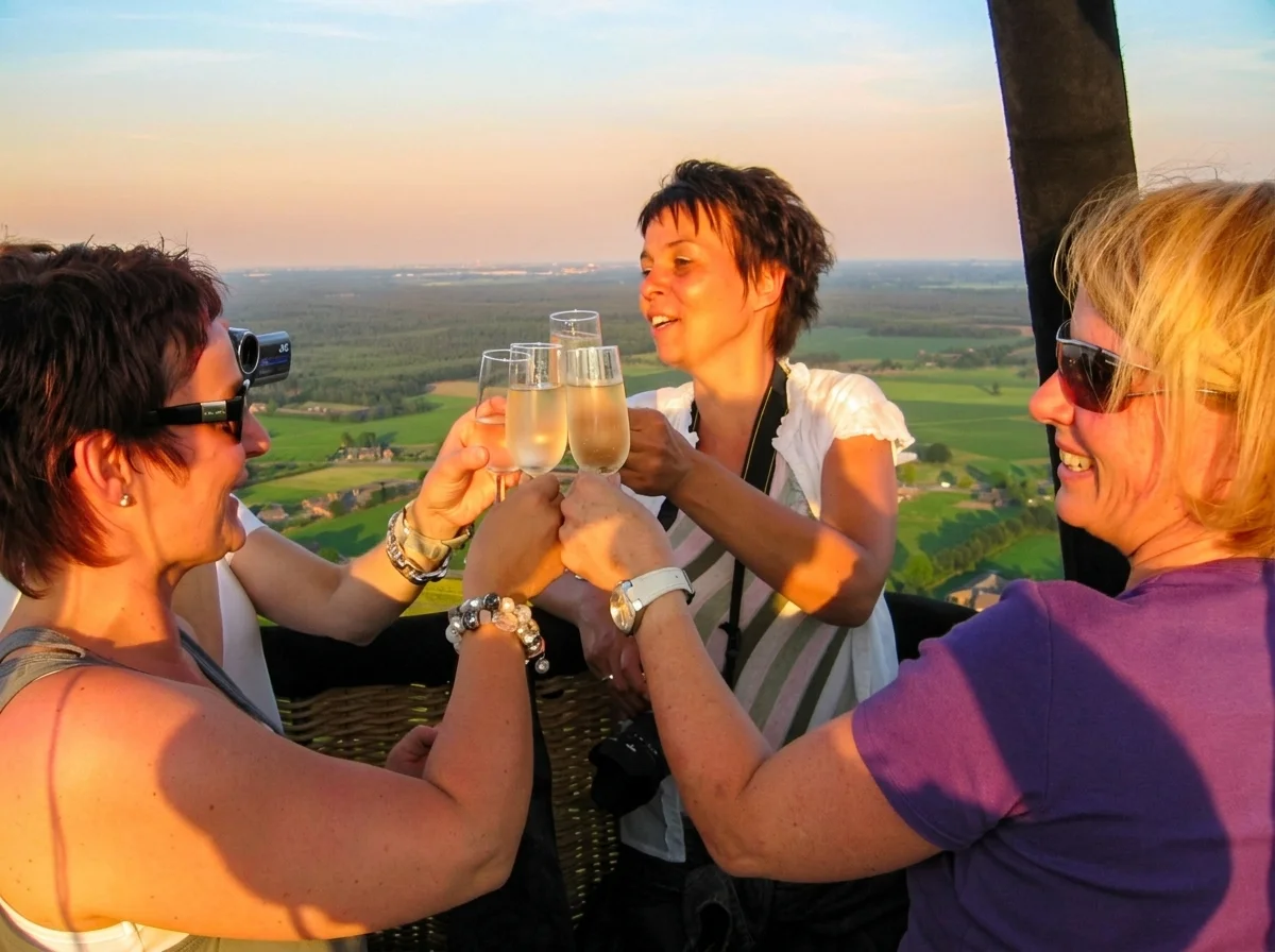 Champagnedoop in de ballonmand boven Brabant